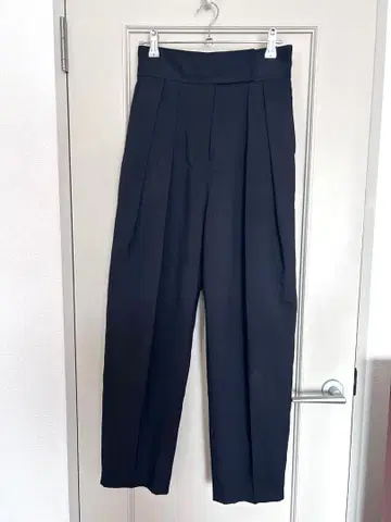 anuans 백 새틴 투 턱 테이퍼드 팬츠