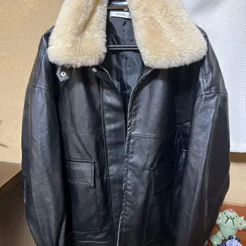 퍼 티펫 포함 인조 가죽 블루종