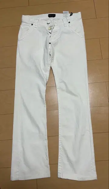 엠포리오 아르마니 화이트 플레어 데님 44