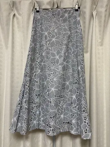 그레이 레이스 무늬 플레어 스커트