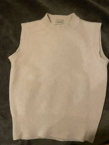 더 시시루이 시시쿠이 베이지 슬리브리스 니트 베스트