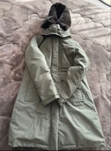 울리치 카키색 퍼(fur) 포함 롱 다운 자켓