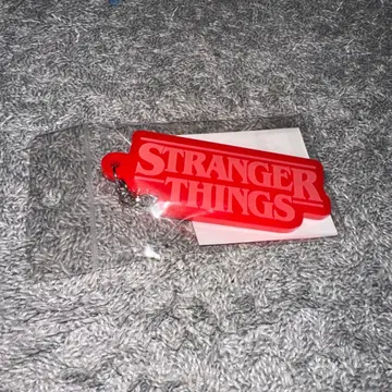 스트레인저 씽스 로고 아크릴 키링 빨간색