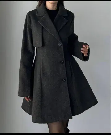 Louere 미들 기장 허리 쉐이프 플레어 코트