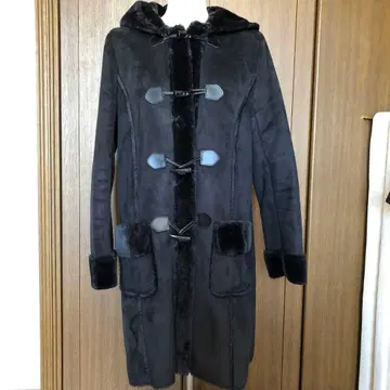 후드 부착 블랙 더플 코트