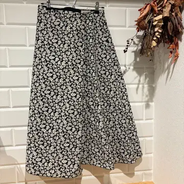 IENA 이에나 꽃무늬 올 패턴 플레어 스커트 블랙 화이트