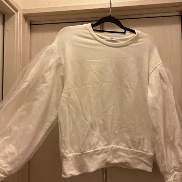 COEL 화이트 퍼프 슬리브 상의