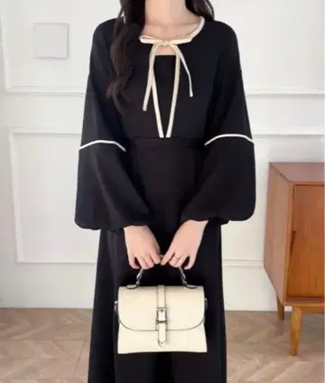 블랙 리본 포함 긴팔 A라인 원피스