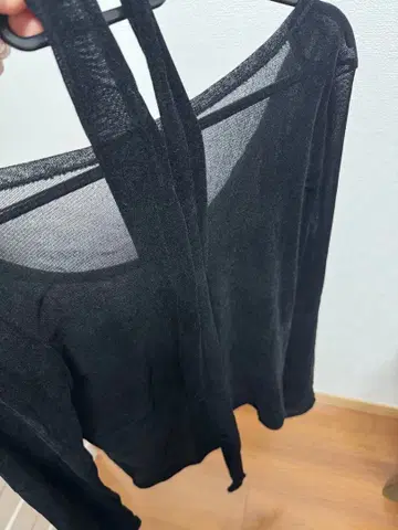 FRAY. ID 블랙 벨로아 원단 상의 초커 포함