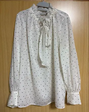 그린 라벨 릴랙싱 도트 무늬 시어 프릴 리본 블라우스