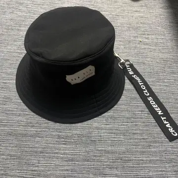 AKA SIX 블랙 버킷햇 스트랩 포함