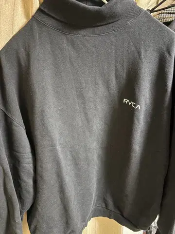 RVCA 블랙 하이넥 맨투맨