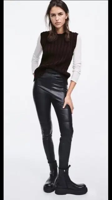 새상품 택 포함 ZARA 인조 가죽 롱 팬츠