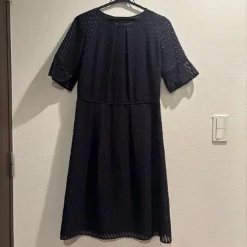 리플렉트 레이스 무늬 네이비 무릎 기장 원피스