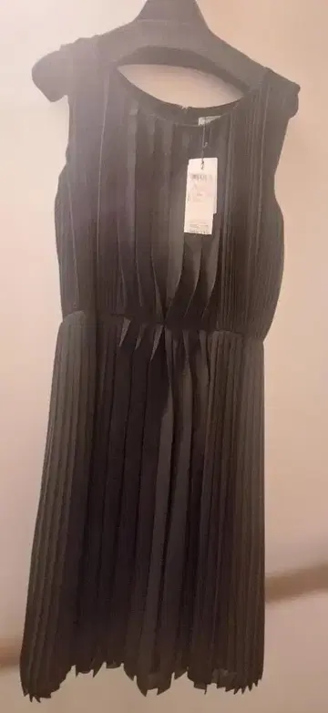 Any FAM 블랙 슬리브리스 플리츠 원피스