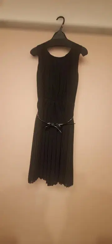 Any FAM 블랙 슬리브리스 플리츠 원피스