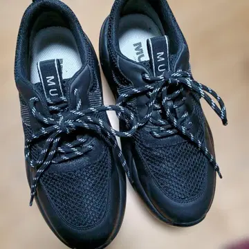 MUUM 통굽 블랙 스니커즈