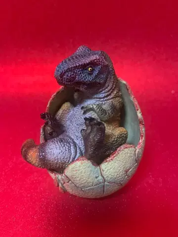 공룡 피규어 알에서 부화