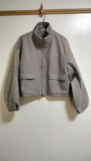 심플한데도 돋보이는, 겨울의 주인공 아우터. 숏 기장 더블 ZIP 블루종