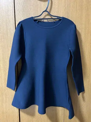 네이비 플레어 실루엣 긴팔 니트탑