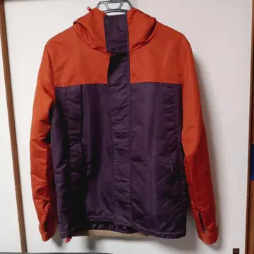 오렌지와 보라색의 내수성 자켓
