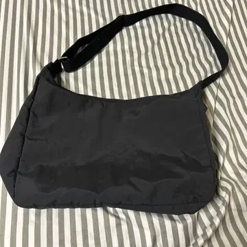 블랙 숄더백 내 포켓 부착