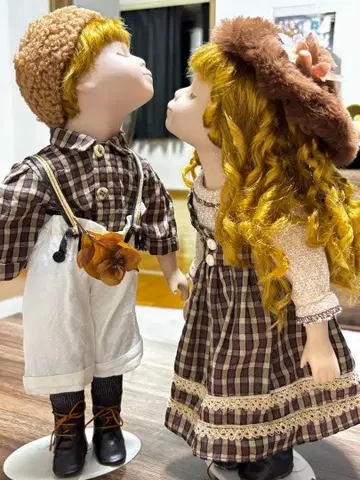 금발 남녀 인형 체크 무늬