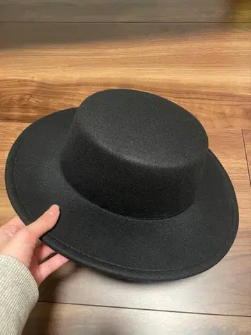 검은색 울 펠트 햇