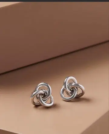 BAQLESS 실버 매듭 디자인 귀걸이