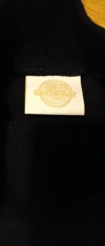 Goodear 블랙 하이넥 맨투맨