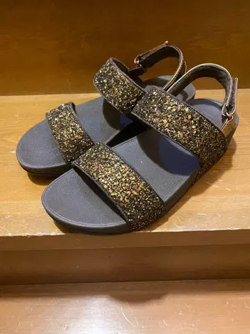 fitflop 컴포트 샌들 블랙과 금색 라메