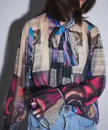 [ MIDVEIN ] 우주 패턴 리본 보타이 시어 블라우스