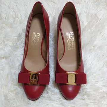 Ferragamo 리본 포함 레드 펌프스