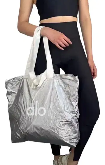 Alo yoga 실버 토트백