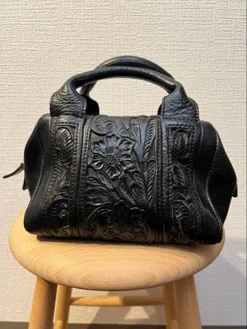 carving tribes 블랙 가죽 핸드백