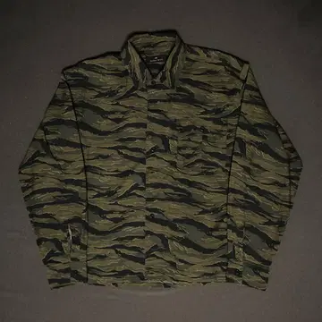 짧은 기장 타이거 스트라이프 카모플라쥬 셔츠