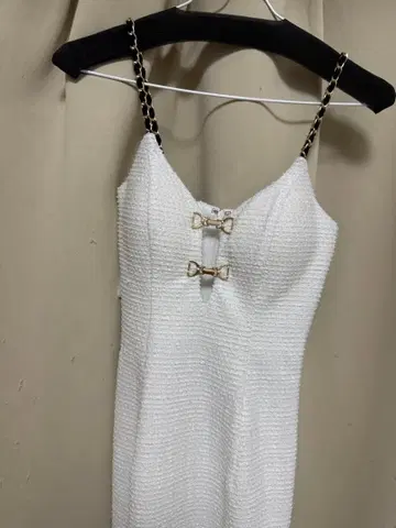 화이트 스트랩 드레스