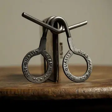 GLAD HAND 글래드핸드 아이언 키링