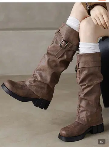 브라운 버클이 달린 롱 부츠