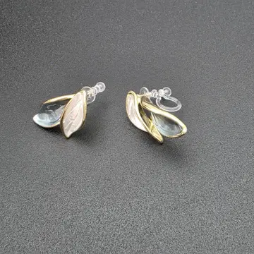 골드 컬러 리프 모티브 귀찌 합금 논홀 귀걸이 2색 잎