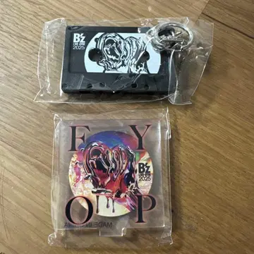 B'z 2025 카세트 테이프형 키링과 아크릴 스탠드
