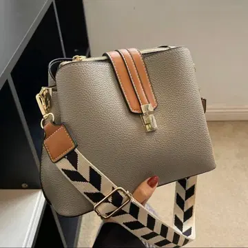 합성 피혁 숄더백