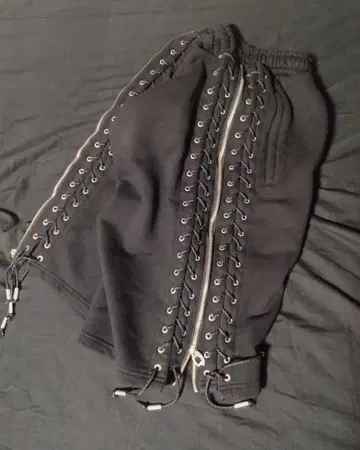 DIG YOUR OWN GRAVE 레이스업 맨투맨 하프 팬츠