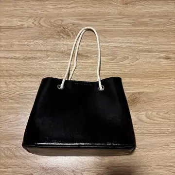 블랙 합성 피혁 핸드백