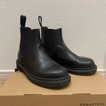 Dr. Martens 블랙 사이드 고어 부츠