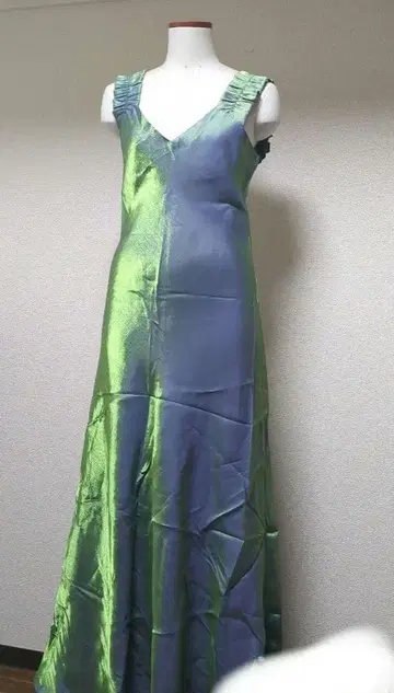 그라데이션 새틴 드레스 프릴 스트랩