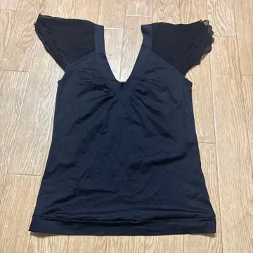 BALLY 블랙 V넥 T셔츠 프릴 소매