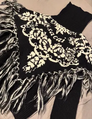 sacai (사카이)의 플로럴 자카드 프린지 니트