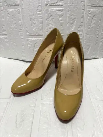 새상품급 DIANNA 베이지 스틸레토 에나멜 하이힐