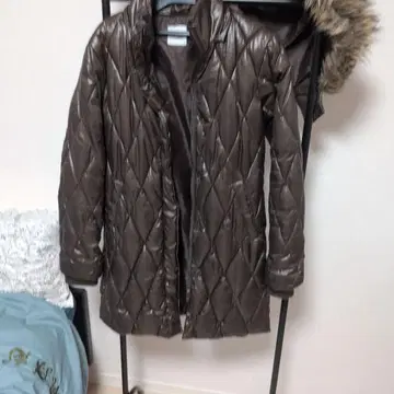 다운 코트. 후드 부착.